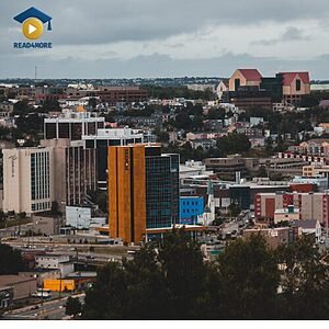 A view of a large town with many tall buildings, visually defining the English vocabulary word "city" (a large town where many people live) for the Read4More online glossary.